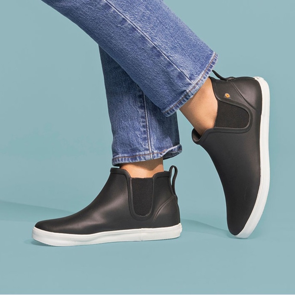 Bogs rain kicker Chelsea booties